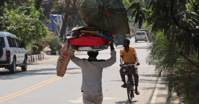 ダッカでよく見かける光景－頭に荷物をのせて歩く人たち－