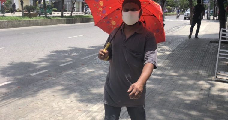 新型コロナの感染予防？ダッカでは「日傘男子」ブーム到来か