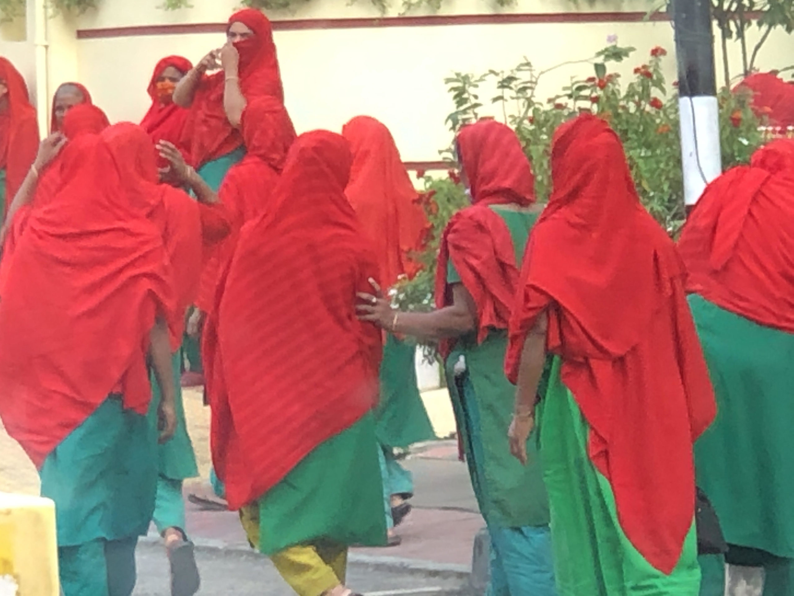 バングラデシュカラーの衣装を身にまとった謎の女性グループが出現！