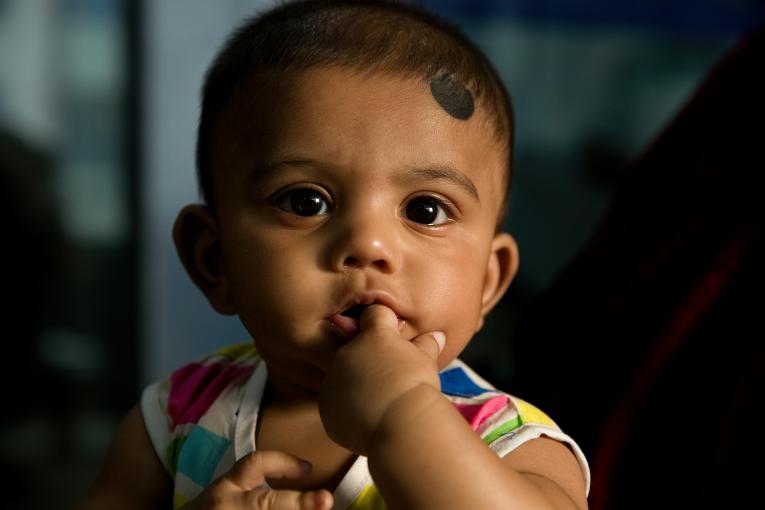 バングラデシュの風習、乳児のおでこに黒丸描き、無病息災を願う