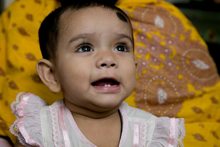 バングラデシュの風習 乳児のおでこに黒丸描き 無病息災を願う バングラメモ