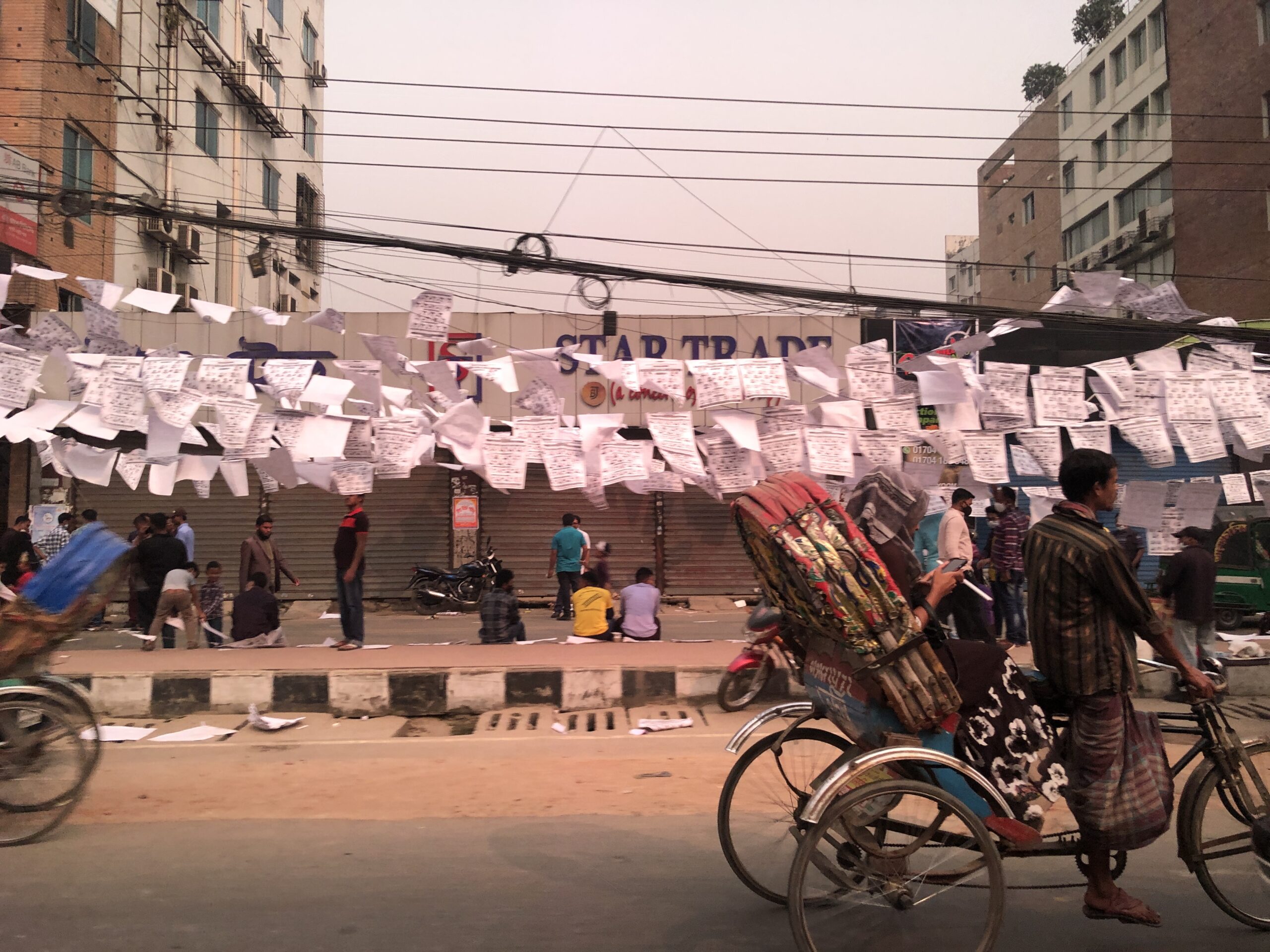 バングラデシュの選挙、街中が紙だらけになる