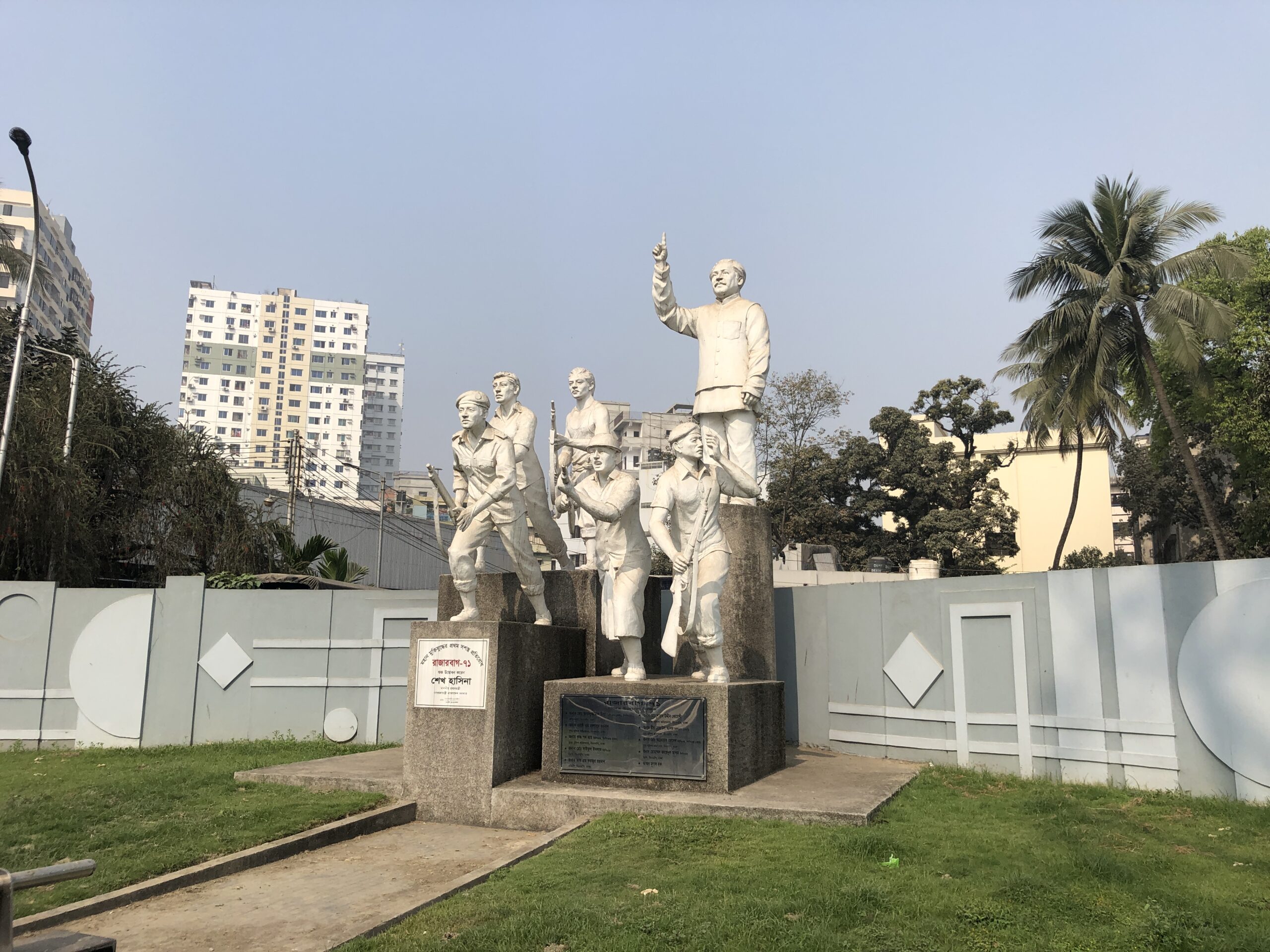 バングラデシュの国父ムジブル・ラーマン像が、中国の毛沢東像とそっくりな件