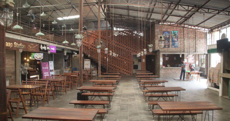「オシャレな雰囲気のフードコート♬」The Garage Food Court＠ダッカ市テズガオン