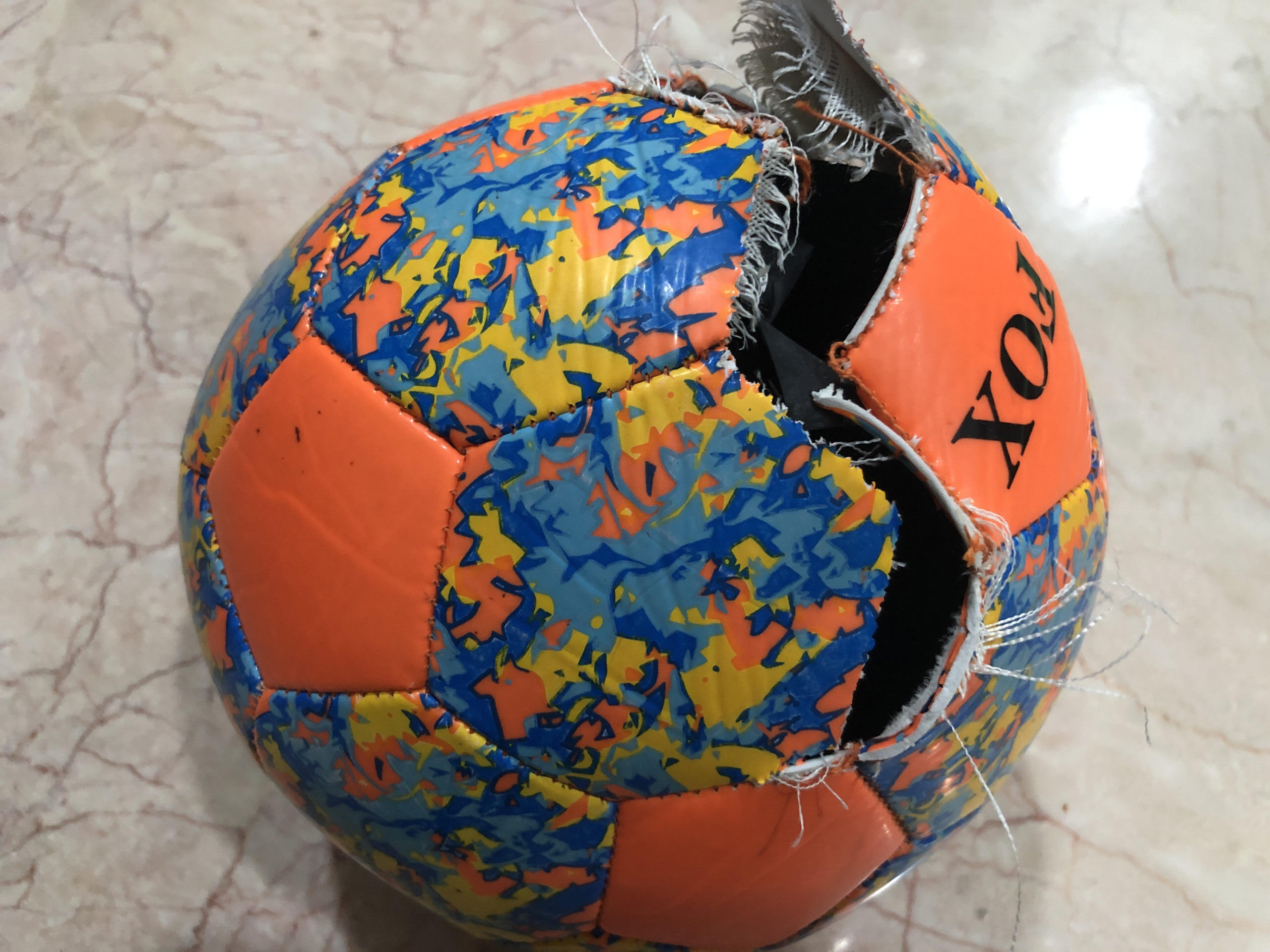 バングラデシュで買った激安サッカーボールが破裂!!
