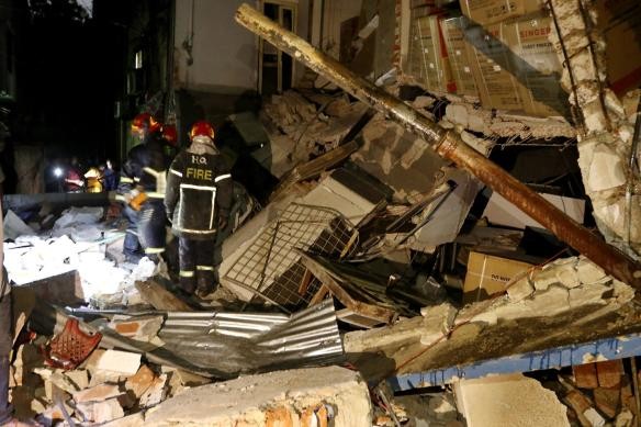 ダッカでビル爆発、死者7人、50人以上が負傷