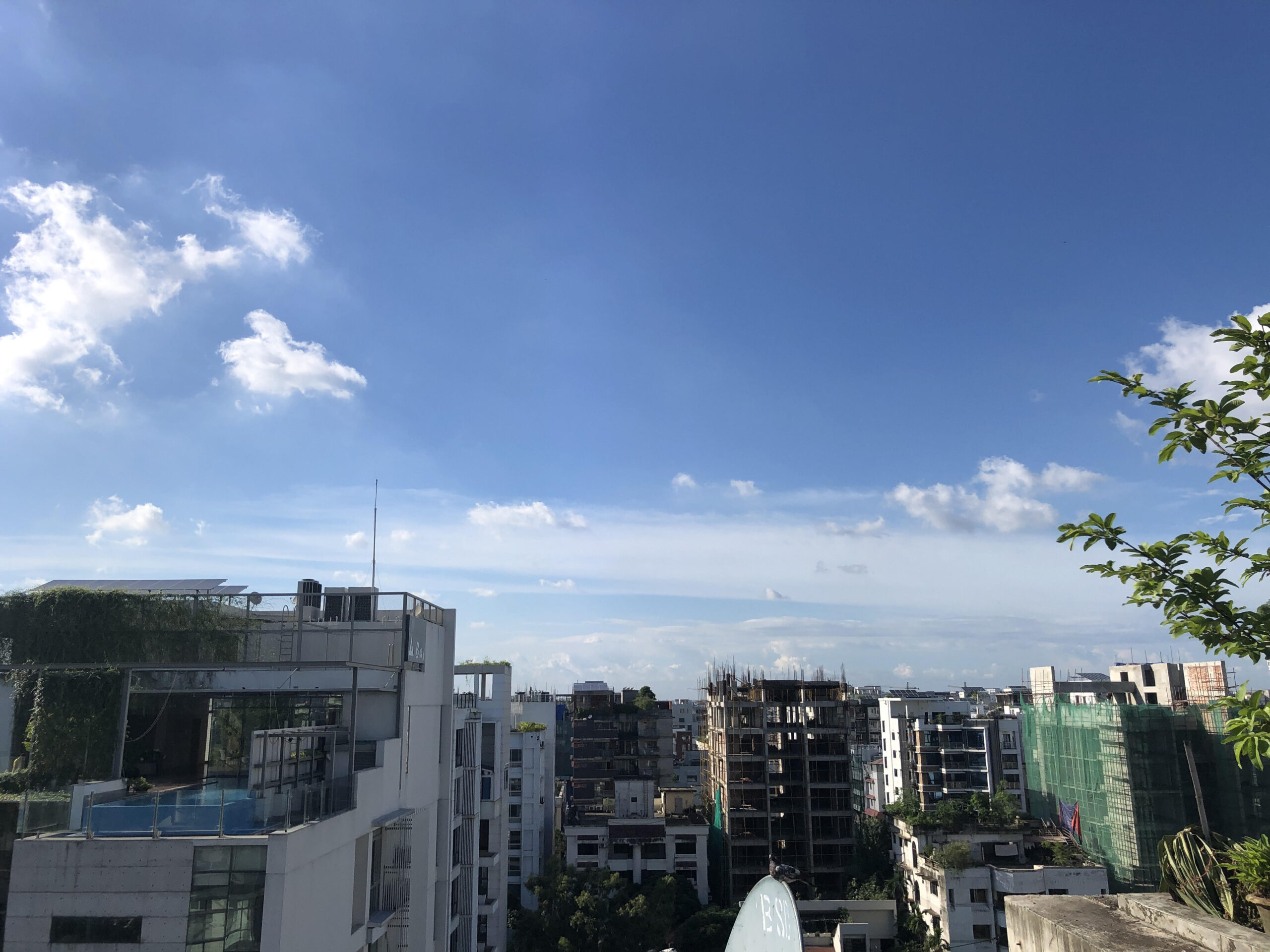 ダッカで珍しい青空、澄んだ空気に癒される