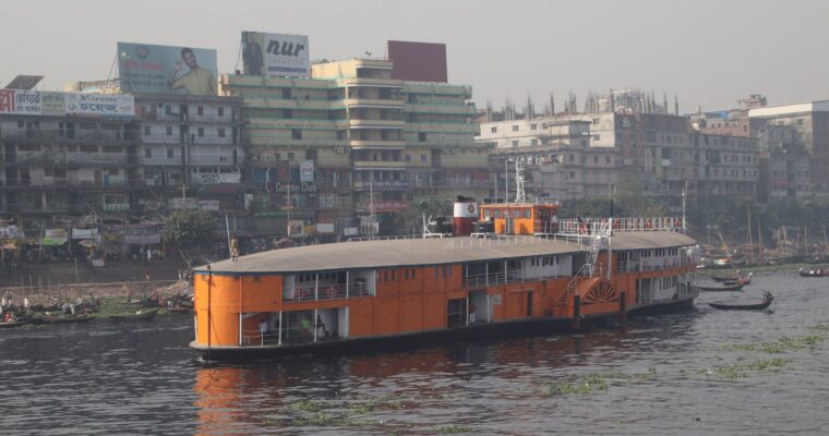 バングラデシュのブリゴンガ川を運航しているロケット・スチーマー、約９０年前に建造された老朽船が今も現役の奇跡！！