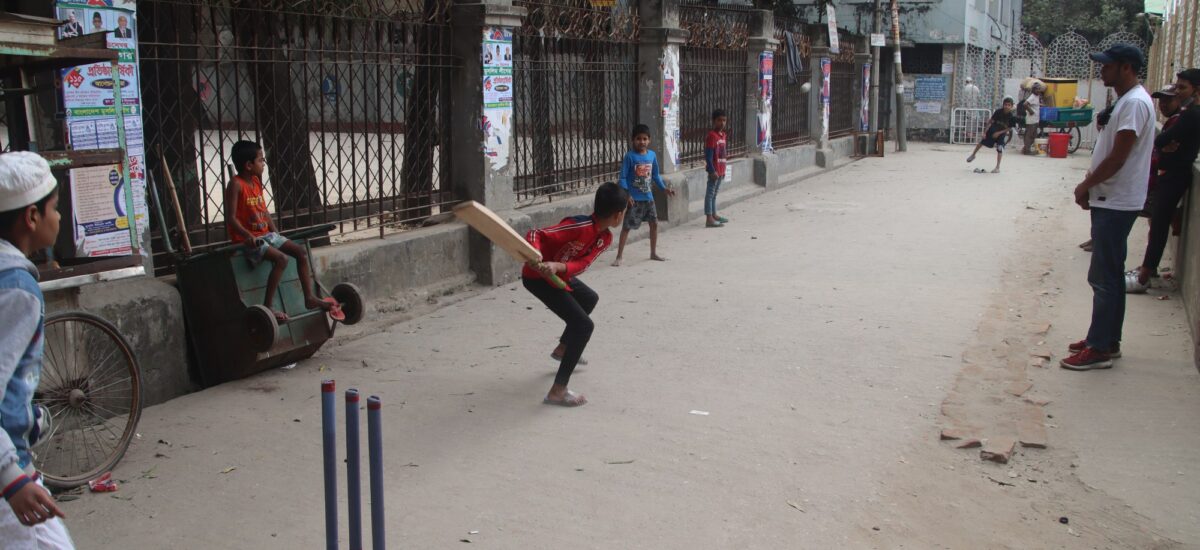 ダッカでよく見かける光景－路上でクリケットを楽しむ少年たち－