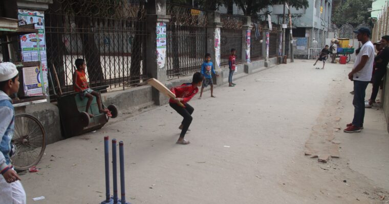 ダッカでよく見かける光景－路上でクリケットを楽しむ少年たち－