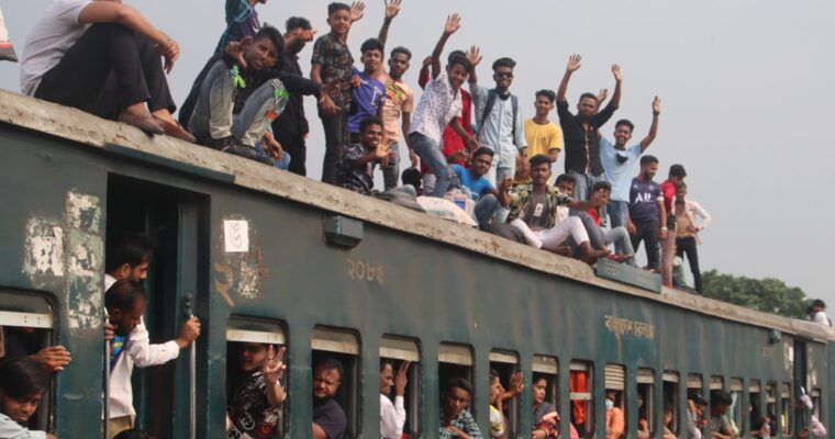 カオスすぎるバングラデシュの超満員列車