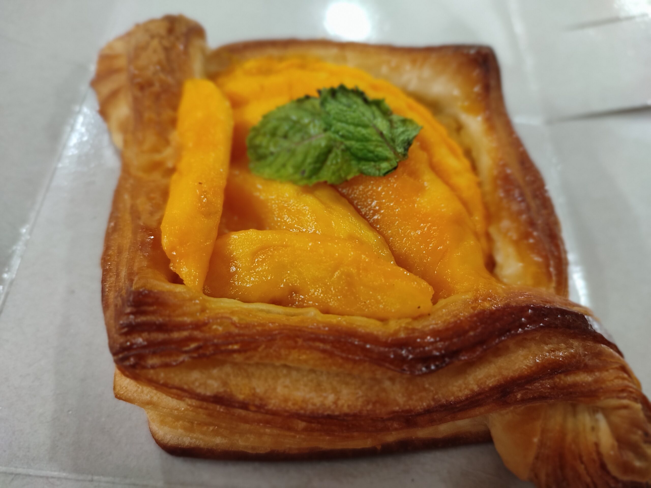 「季節限定のマンゴーデニッシュがおすすめ」Koji Bakery@ダッカ