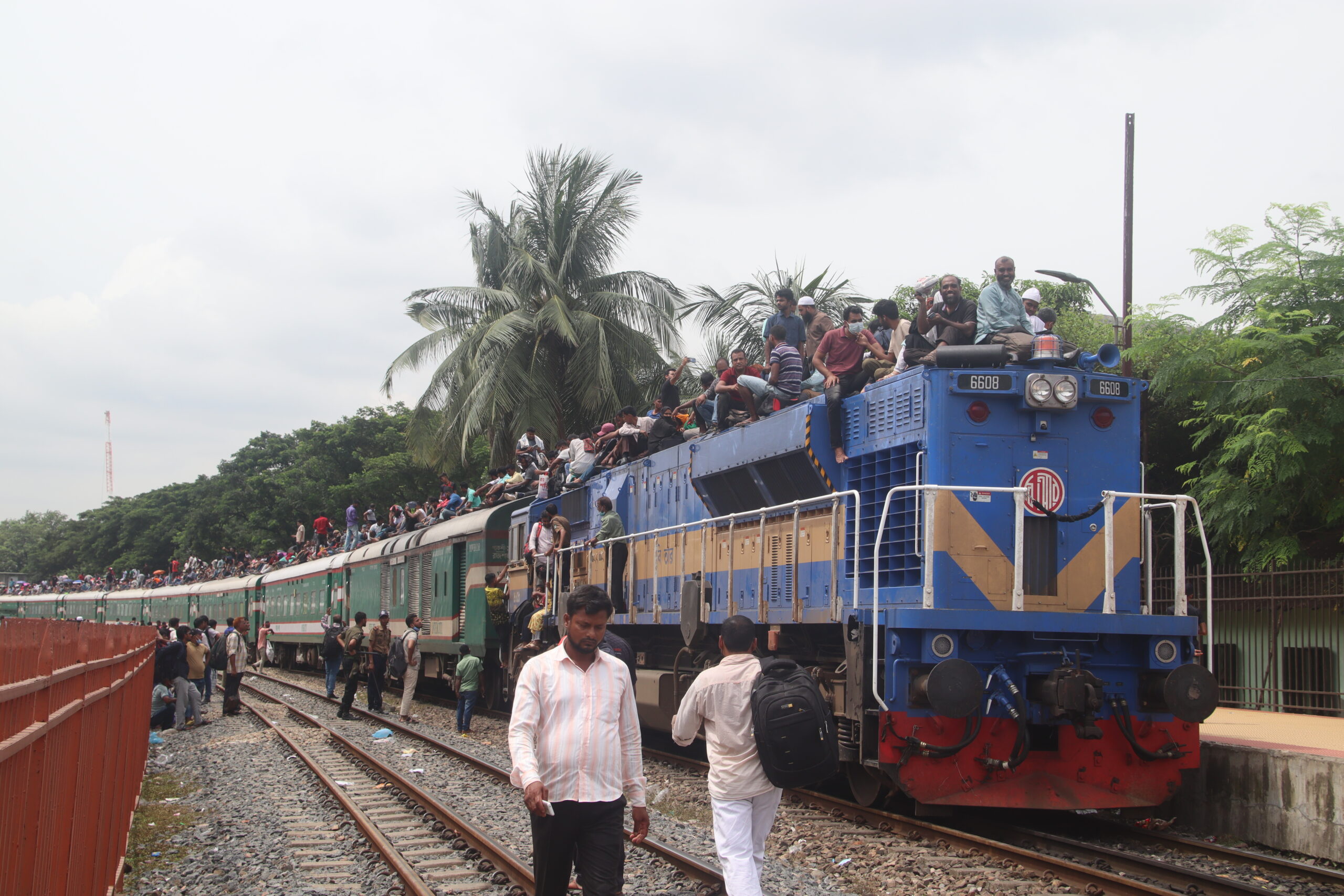 世界一カオスな列車!!　自由すぎるバングラデシュの鉄道、２０２２年７月イード編