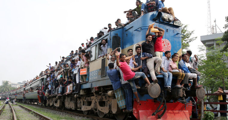 バングラデシュの高裁が、乗客が列車の上に乗ることを禁止に！？