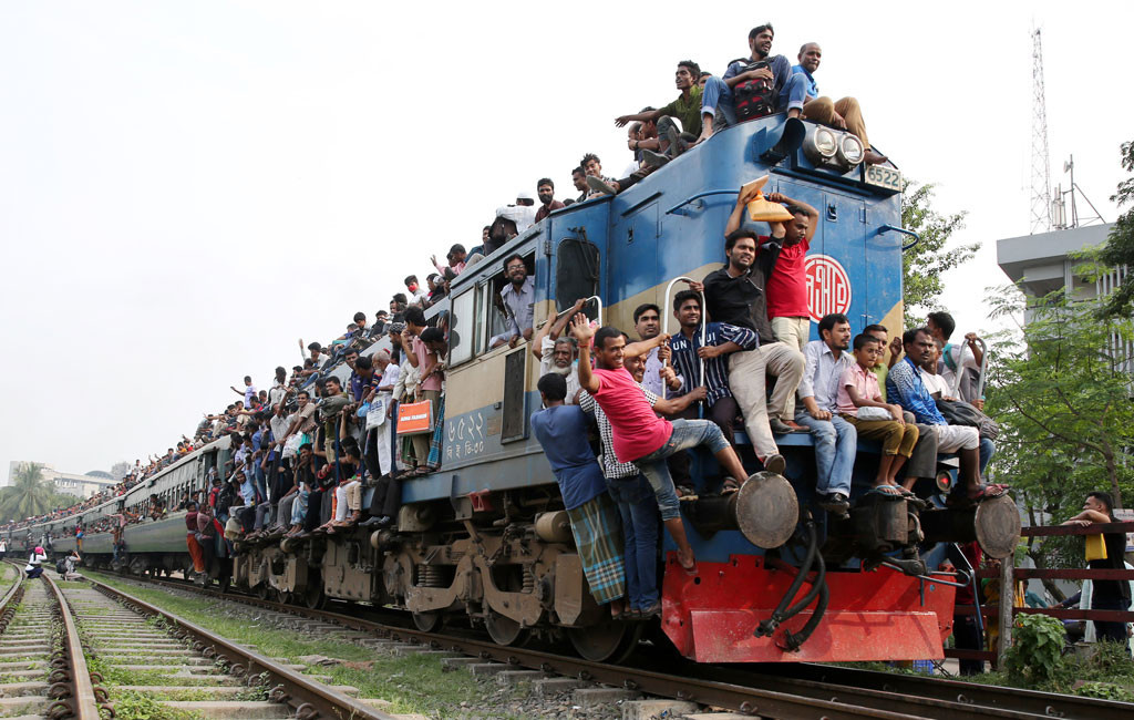 バングラデシュの高裁が、乗客が列車の上に乗ることを禁止に！？