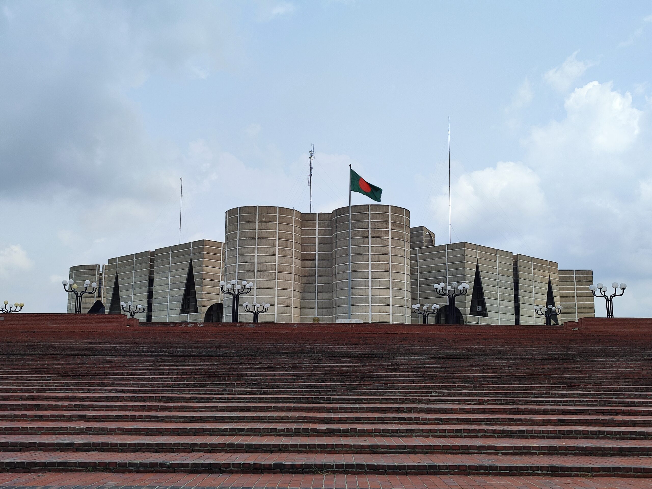 「ルイス・カーンの傑作、バングラを代表する建築デシュ♪」バングラデシュ国会議事堂＠ダッカ市