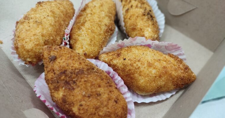 「カレーパンやスイーツが話題の新店」OkaaSan Bakery＠ダッカ市