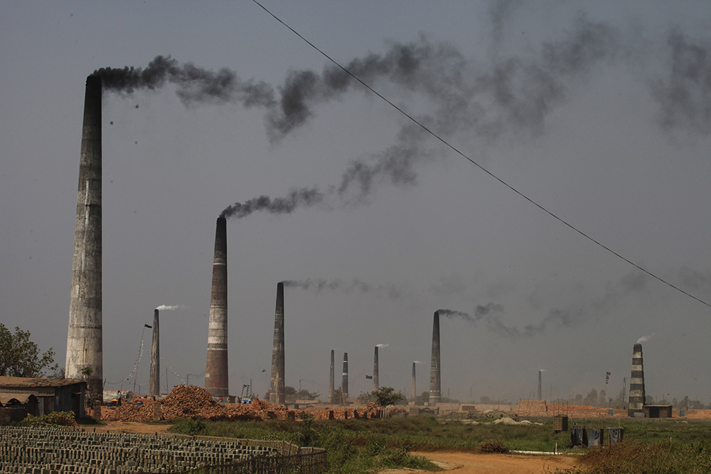 「バングラデシュの大気汚染、経済成長と健康を阻害」と世銀報告