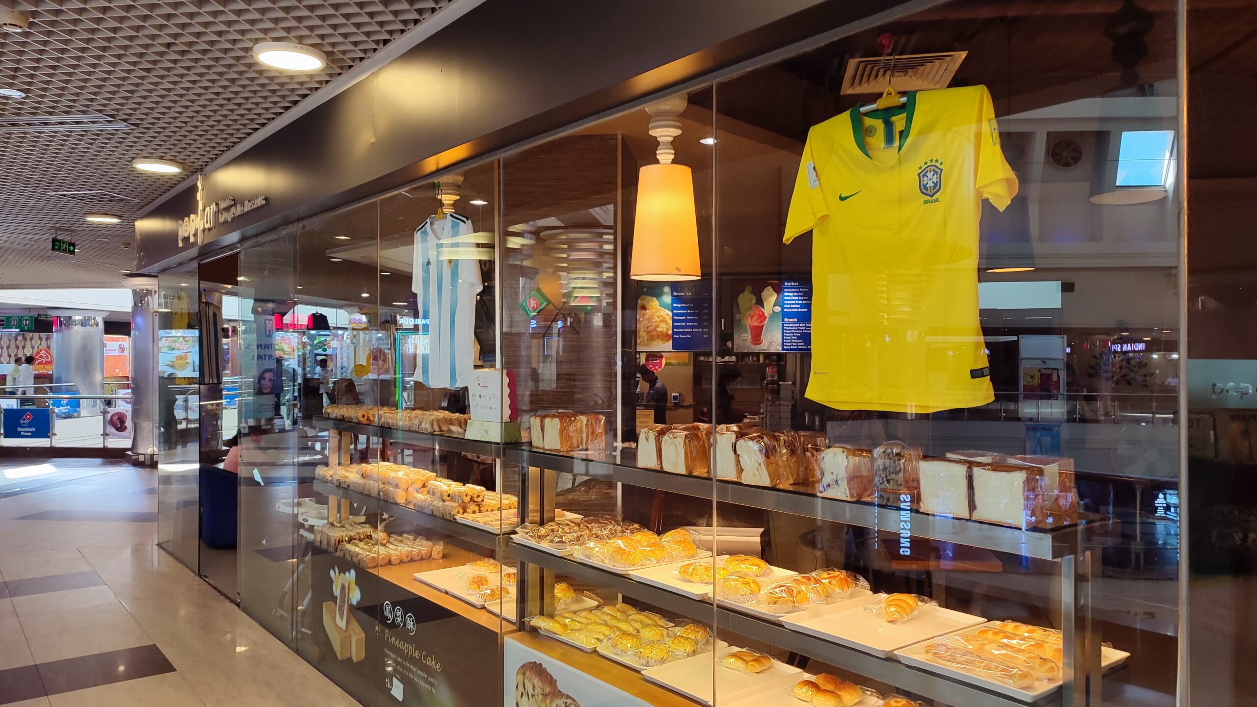 「台湾系ベーカリーもW杯の南米チームを応援」Poplar Bangladesh@ダッカ市