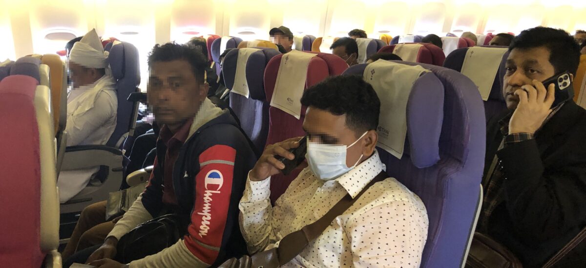 ダッカでよく見かける光景－飛行機内で離陸直前まで電話やTV電話するバングラ人－