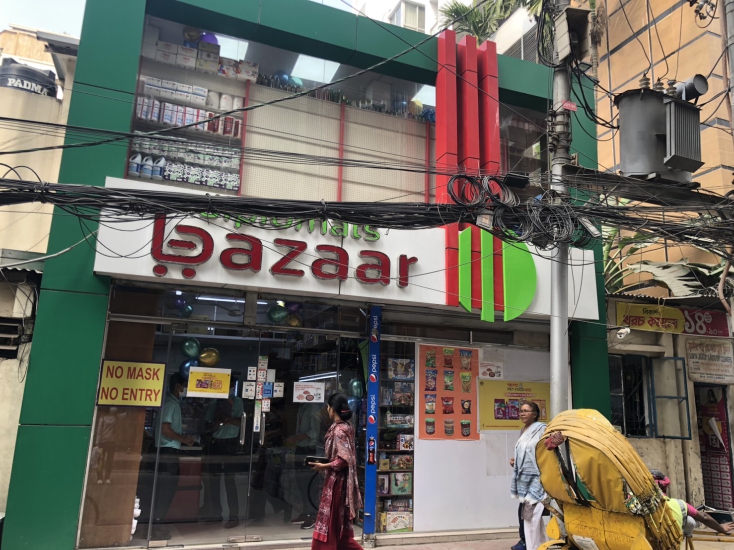「開店４周年も、割引や特典等はなし」DIPLOMAT’S BAZAAR＠ダッカ市バリダラ地区