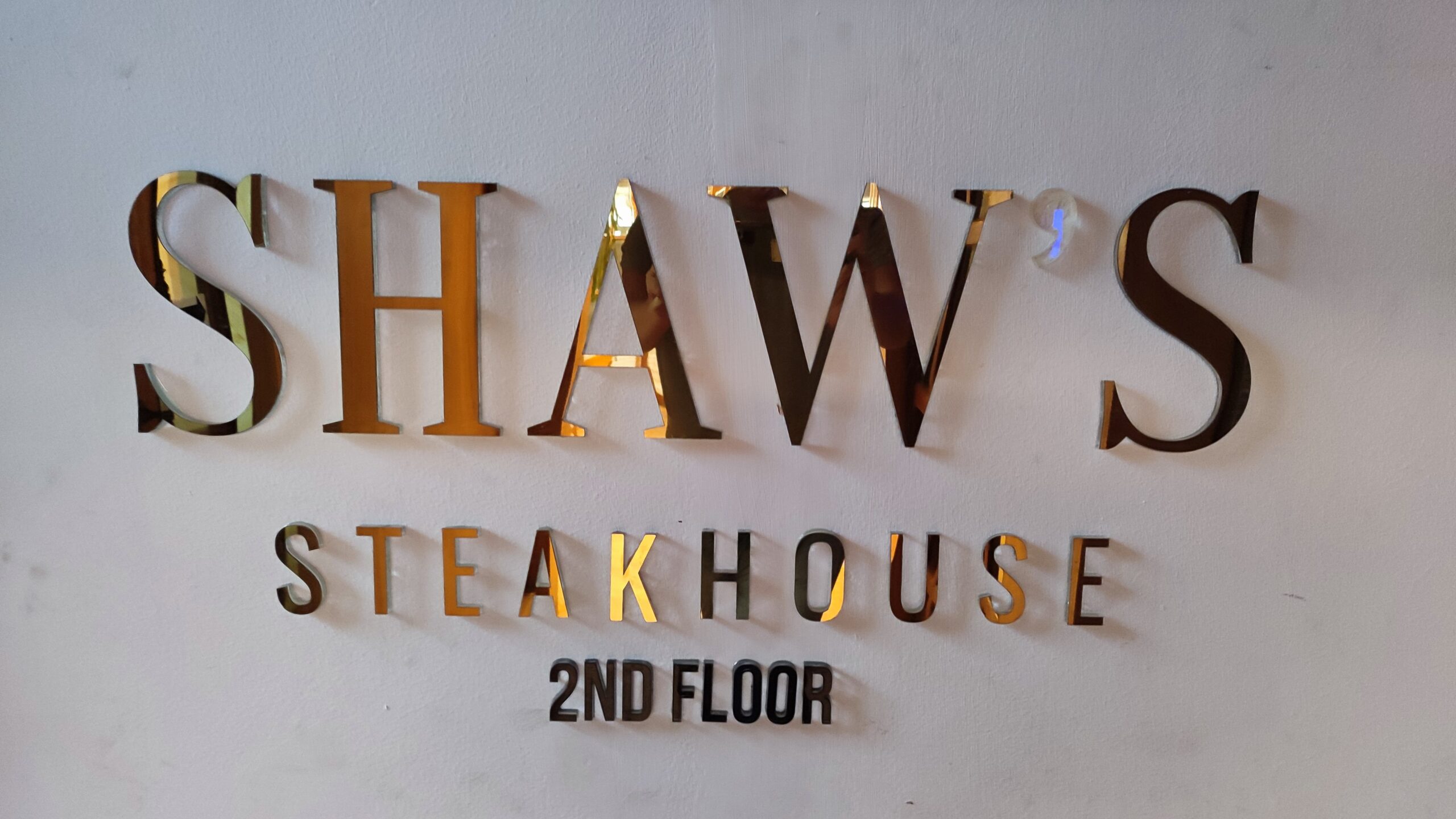 「オシャレな雰囲気でステーキやハンバーガーなどを堪能できるお店」SHAW’S STEAKHOUSE＠ダッカ市グルシャン２