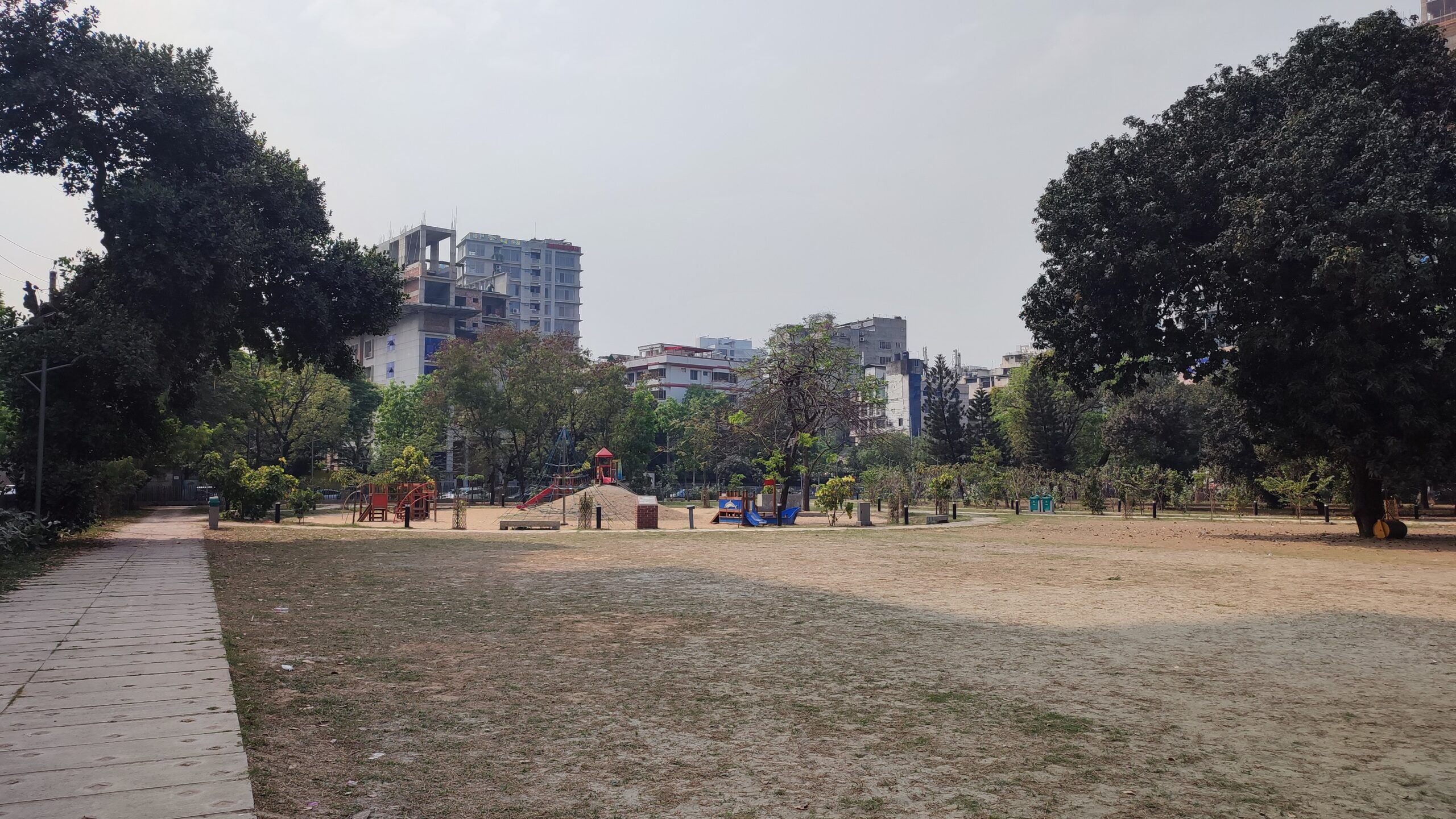 「北欧ブランド遊具を楽しめる公園」Shohid Tazuddin Ahmed Smriti Park@ダッカ市グルシャン地区