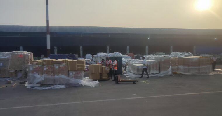 【バングラ珍百景】空港倉庫からあふれ出て、雨風にさらされた荷物たち