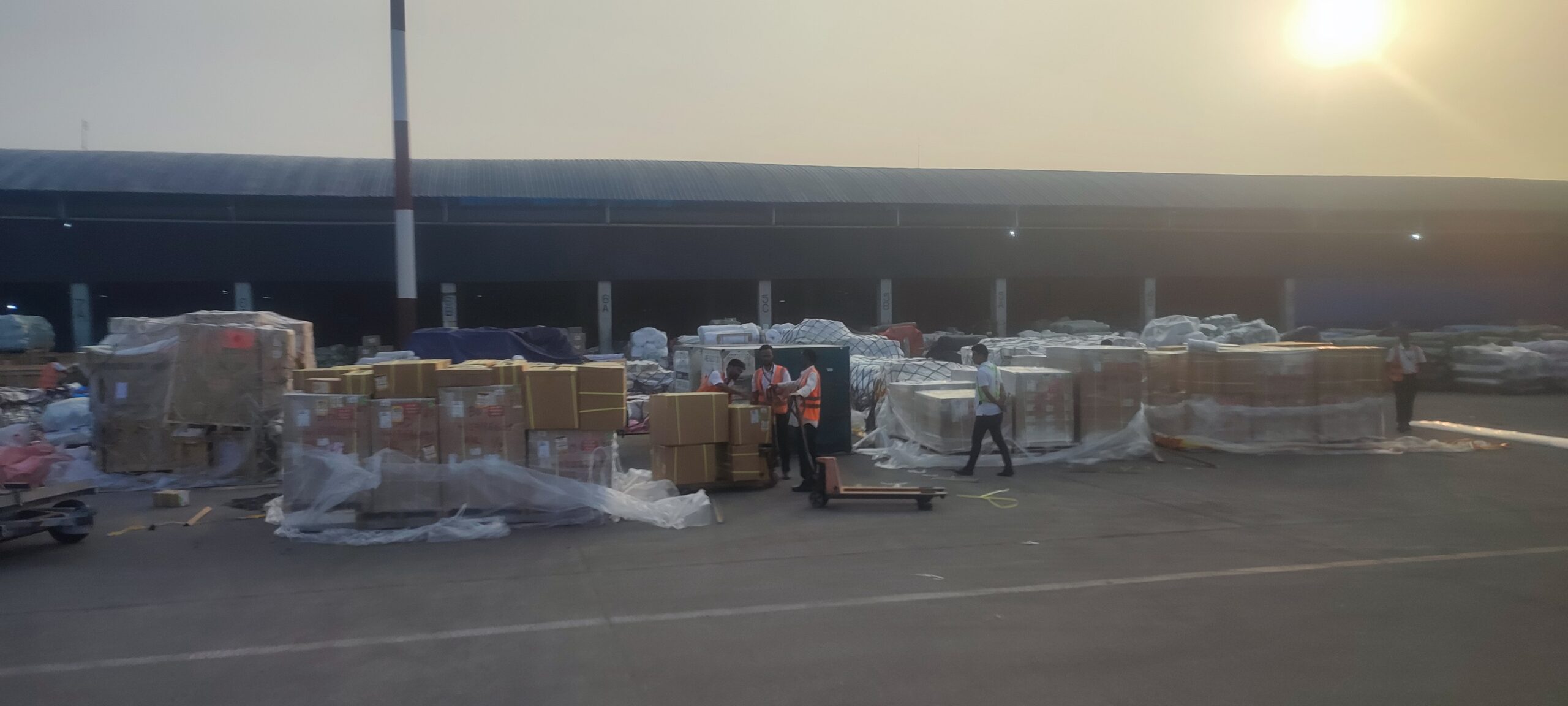 【バングラ珍百景】空港倉庫からあふれ出て、雨風にさらされた荷物たち