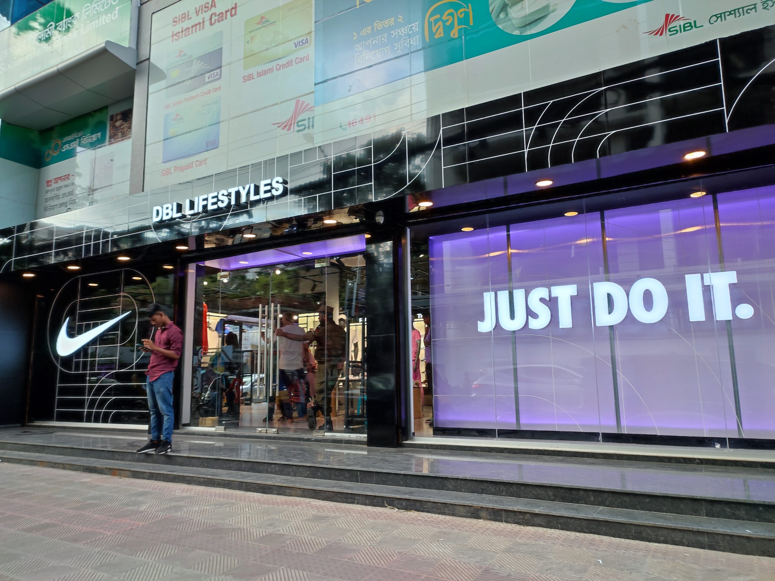 「バングラデシュにナイキ上陸、販売代理店がオープン！！」DBL　LIFESTYLES＠ダッカ市ボナニ地区