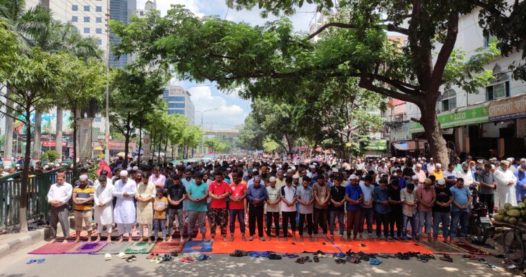【バングラ珍百景】公道を封鎖して１万人規模の集団お祈り